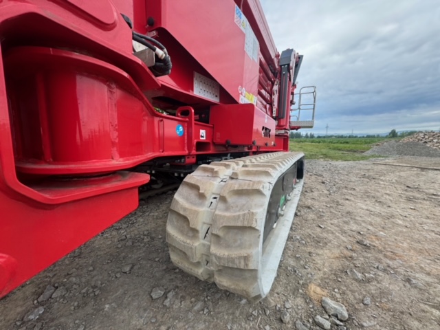 Mit dem hydraulisch verstellbaren Fahrwerk kann die Maschine auf 0,85 Meter Breite durch enge Einfahrten oder Gartentore sicher bewegt werden. 